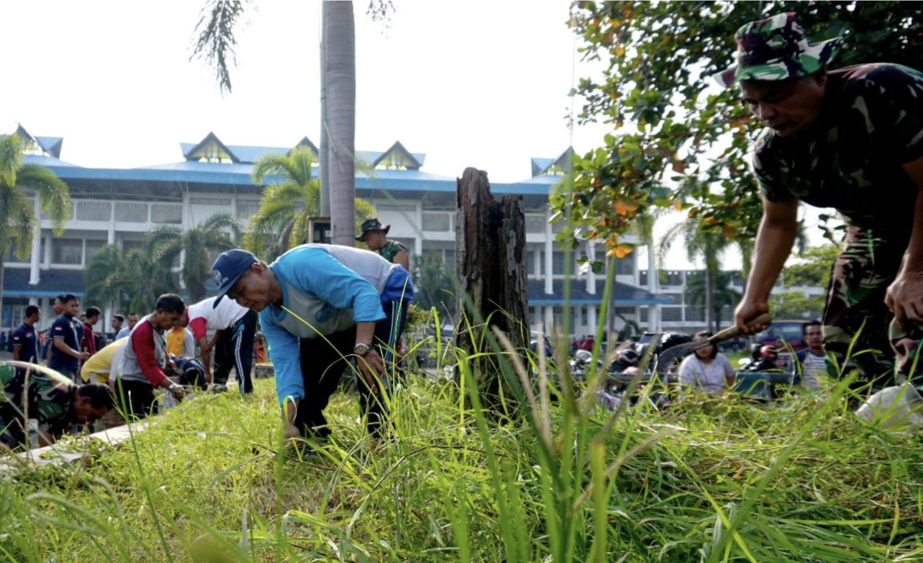 Gotong Royong Bersihkan Lingkungan Menyambut Musim Hujan
